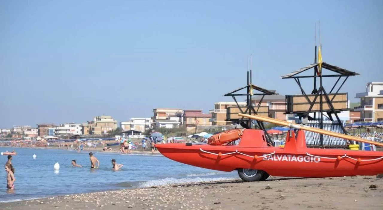 Il bagnino: icona da spiaggia, sguardo ammiccante e previsioni sul tempo