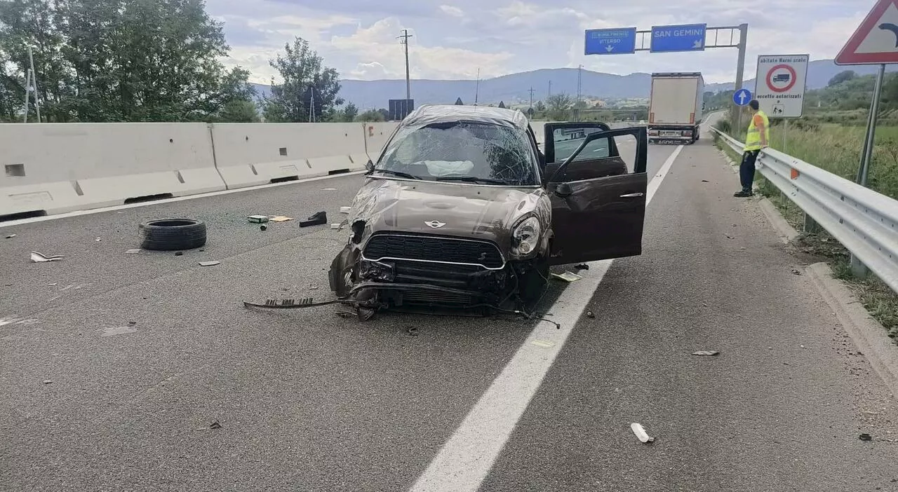 Terni, due feriti nello scontro tra tir e auto sul raccordo Terni-Orte: traffico bloccato per due ore