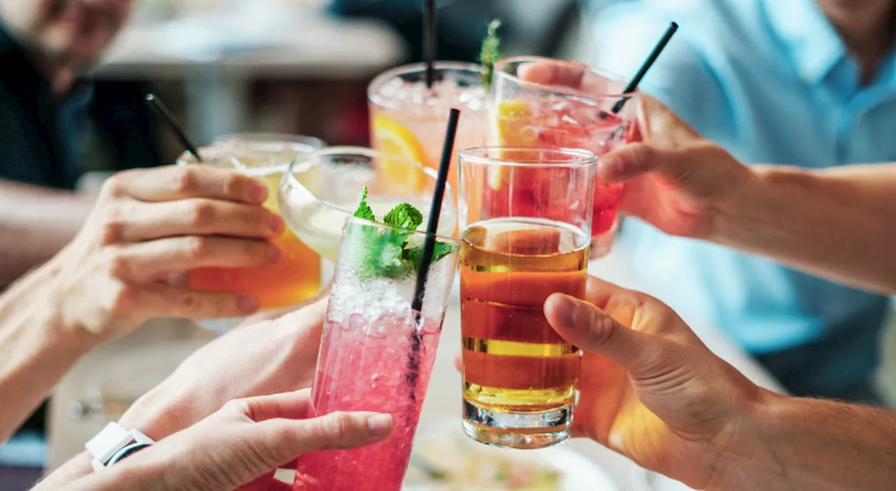 Tumori, lo studio che rivela quanto (non) bere in una settimana: «Ogni bicchiere di alcol aumenta il rischio d