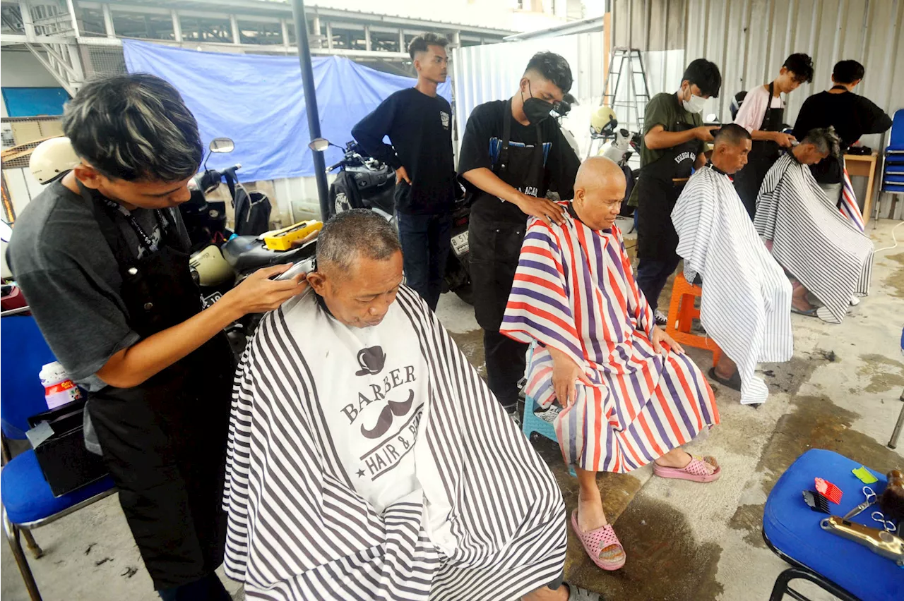 Warga Dapatkan Makan Gratis dan Potong Rambut di Warung Makan Gratis