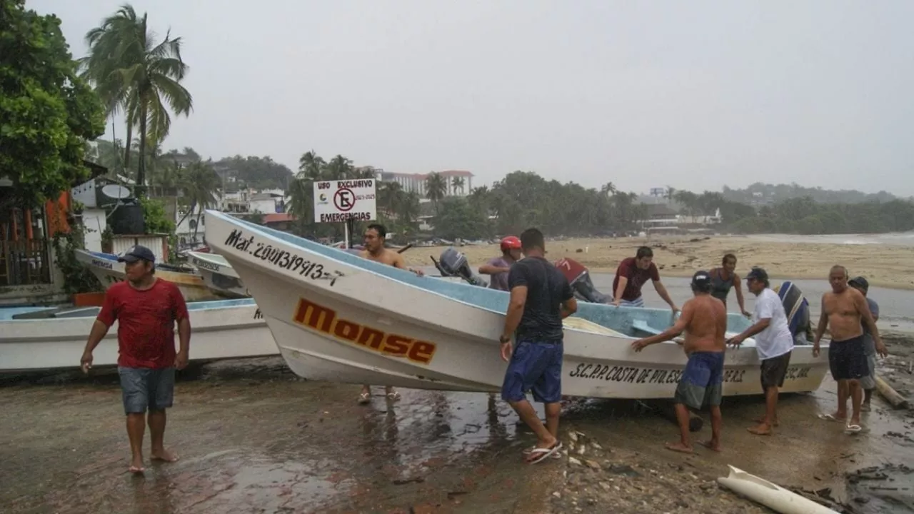 Huracán John toca tierra como categoría 3 en Acapulco