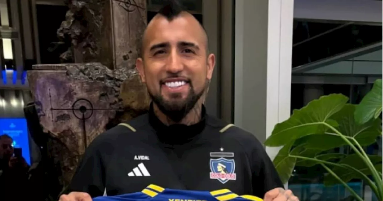 Vidal apareció con una camiseta de Boca en la previa del cruce con River por Libertadores