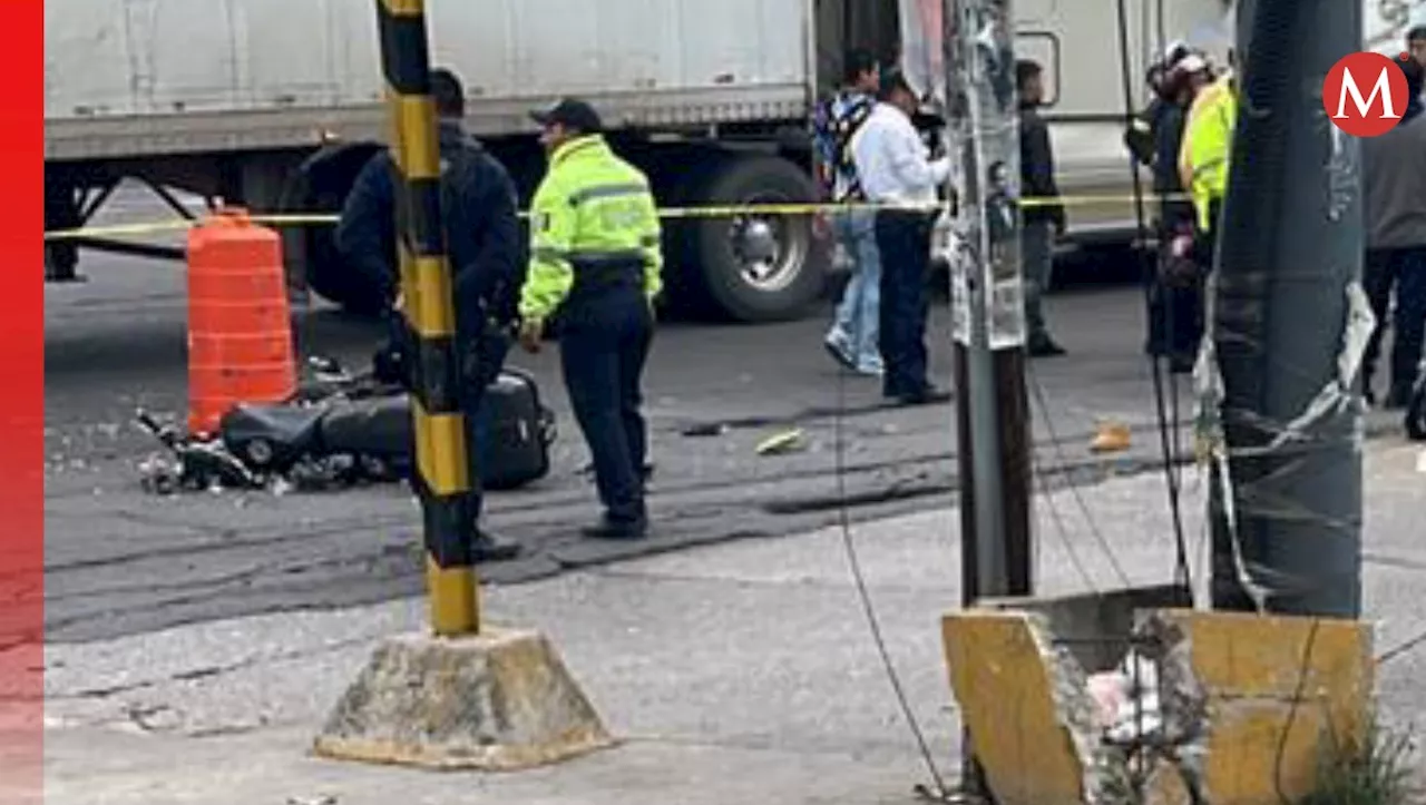 Combi atropella y mata a dos motociclistas en Naucalpan