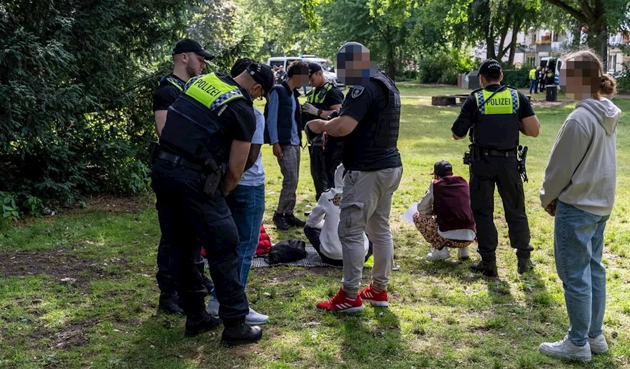 Polizeieinsatz im Drogenpark: Beamte verfolgen Dealer bis in die Kneipe