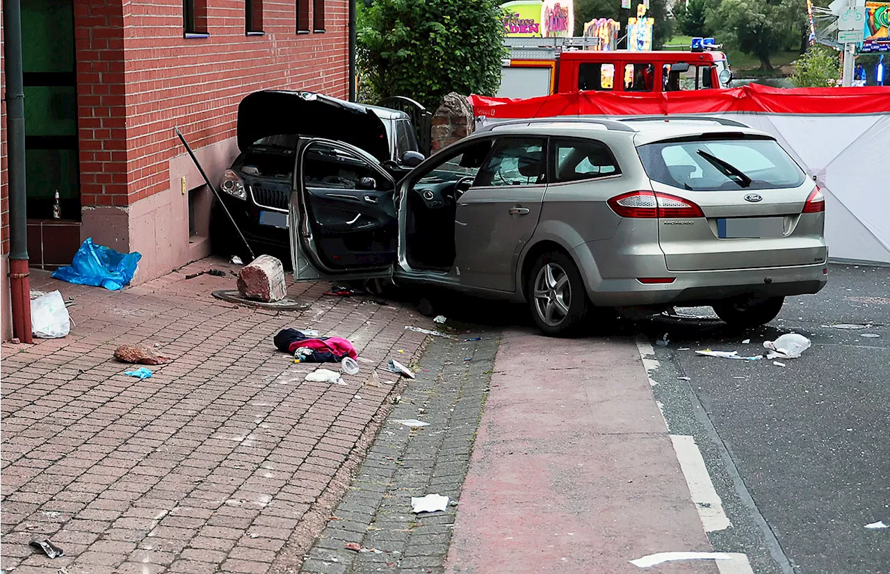 Auto fährt in Feiernde - Polizei schließt Terroranschlag aus
