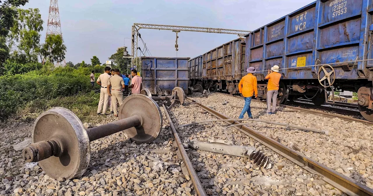 पश्चिम बंगाल: मालगाड़ी के 5 डिब्बे पटरी से उतरे, कोई हताहत नहीं, परिचालन बाधित