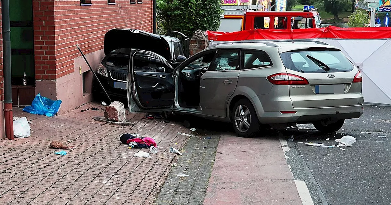Auto fährt in feiernde Gruppe - fünf Leichtverletzte
