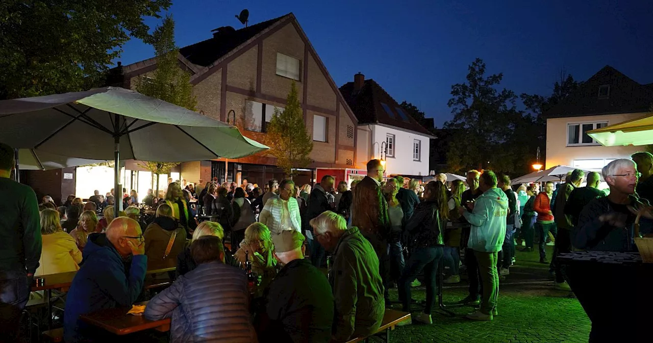 Engeraner feiern den letzten Abendmarkt dieses Jahres mit Musik, Essen und Begegnungen