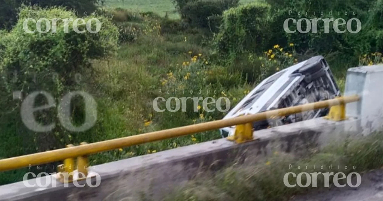 Volcadura de transporte de personal deja un herido en carretera de San José Iturbide