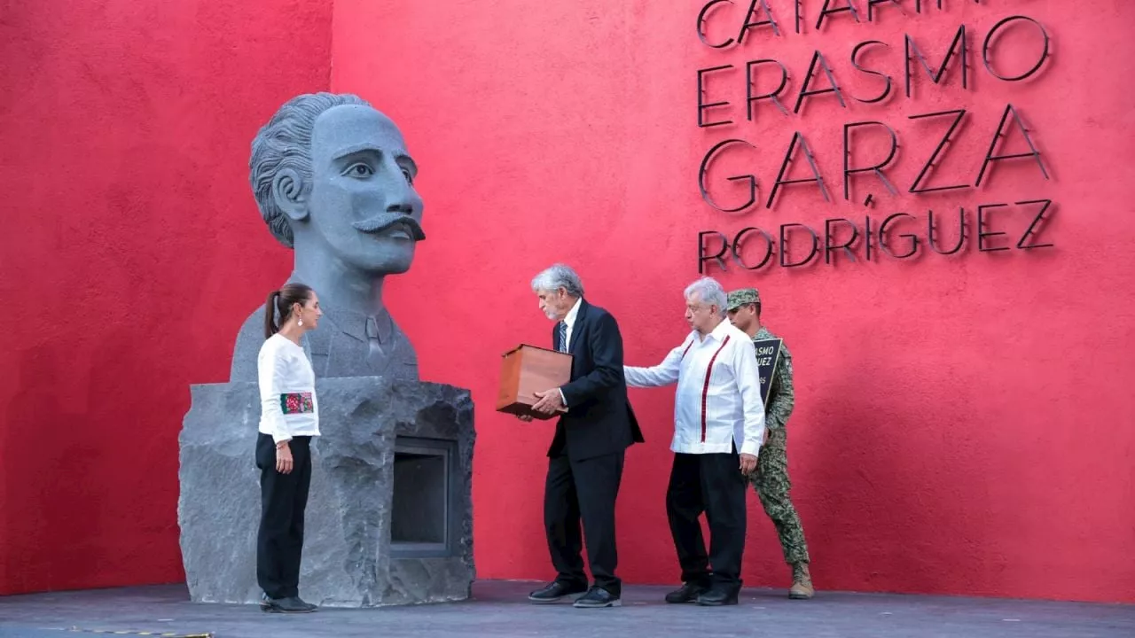 Entre gritos de ”dictador” y “es un honor estar con Obrador”, AMLO celebra homenaje a revolucionario