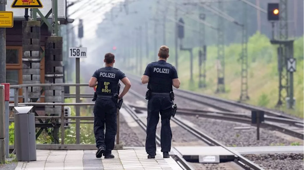 Polizei sichert Bauarbeiten der Bahn nahe Tesla-Protestcamp