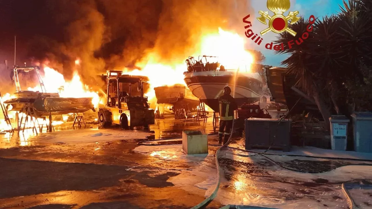 Incendio a Fiumicino: fiamme nel cantiere navale