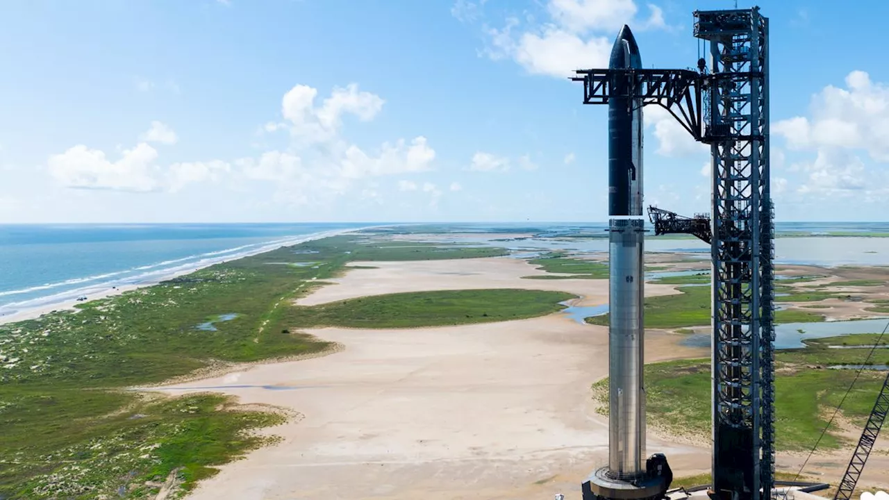 SpaceX stacks Starship megarocket ahead of 5th test flight (photos)