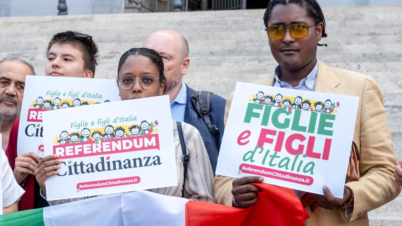 Valanga di firme per il referendum sulla cittadinanza, superato l'obiettivo 500 mila