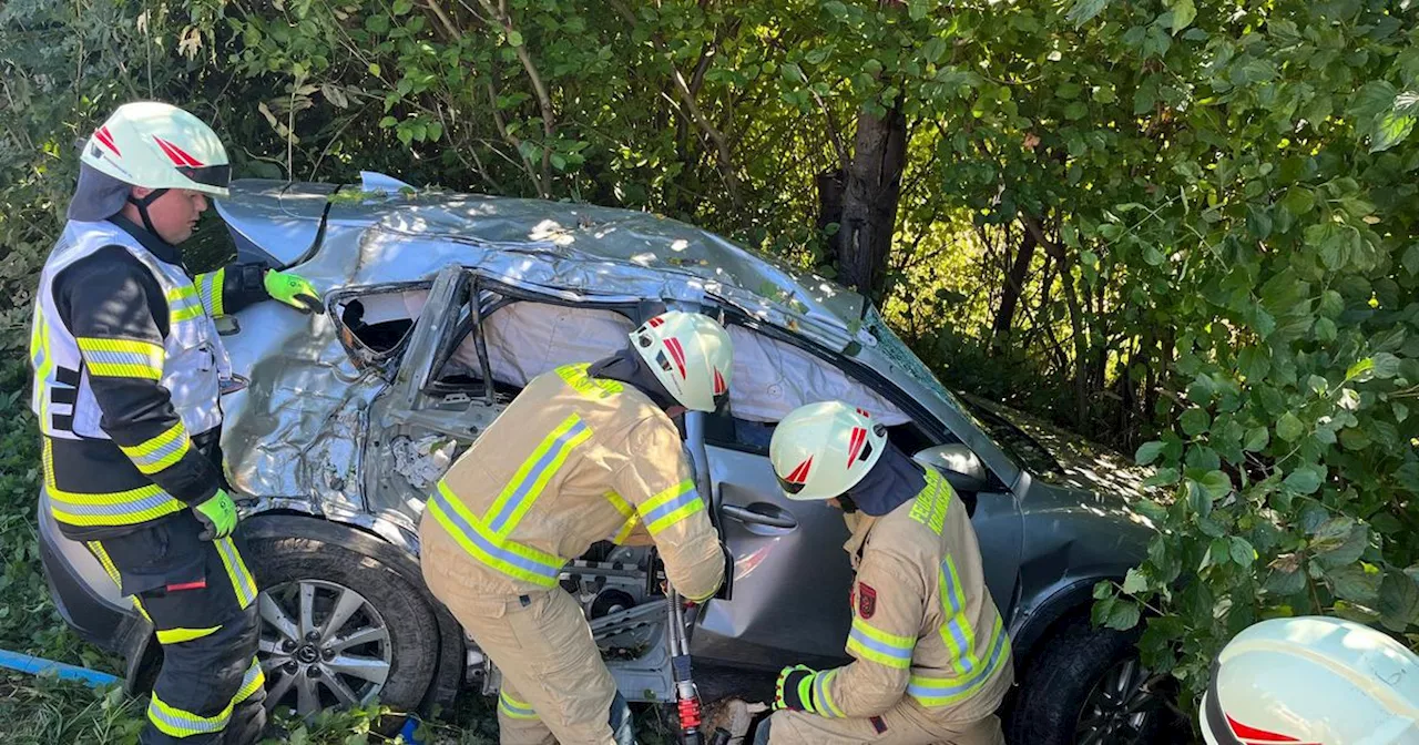 Schwerer Unfall nach Sekundenschlaf: Beifahrerin (57) bei Unfall auf Inntalautobahn verletzt