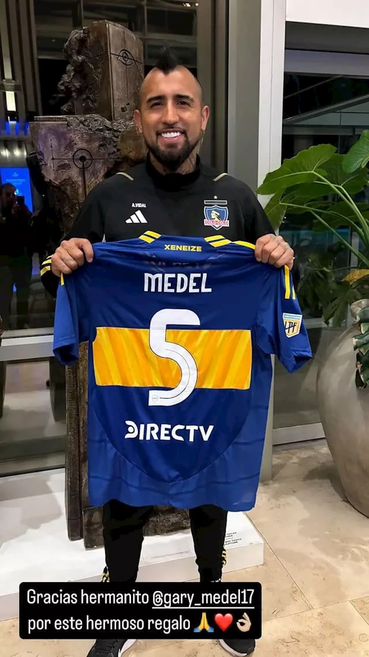 Antes de enfrentar a River por Copa Libertadores, Vidal recibió la camiseta de Boca de Medel