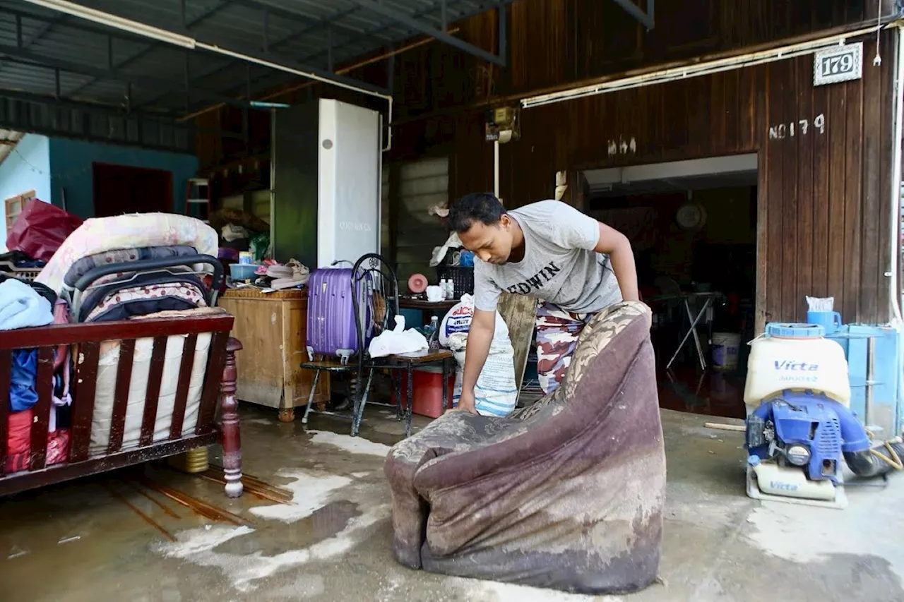 Banjir kian pulih, mangsa cuci rumah