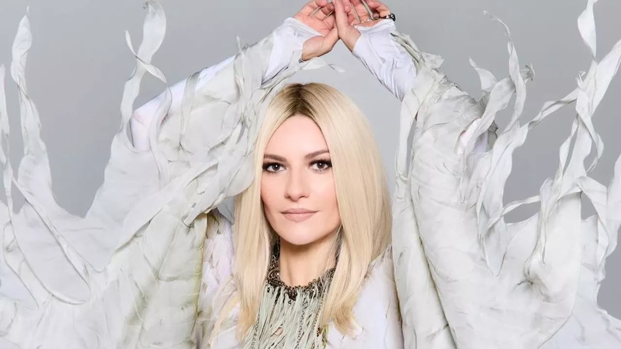 Laura Pausini entra nella sua Blonde Ambition Era