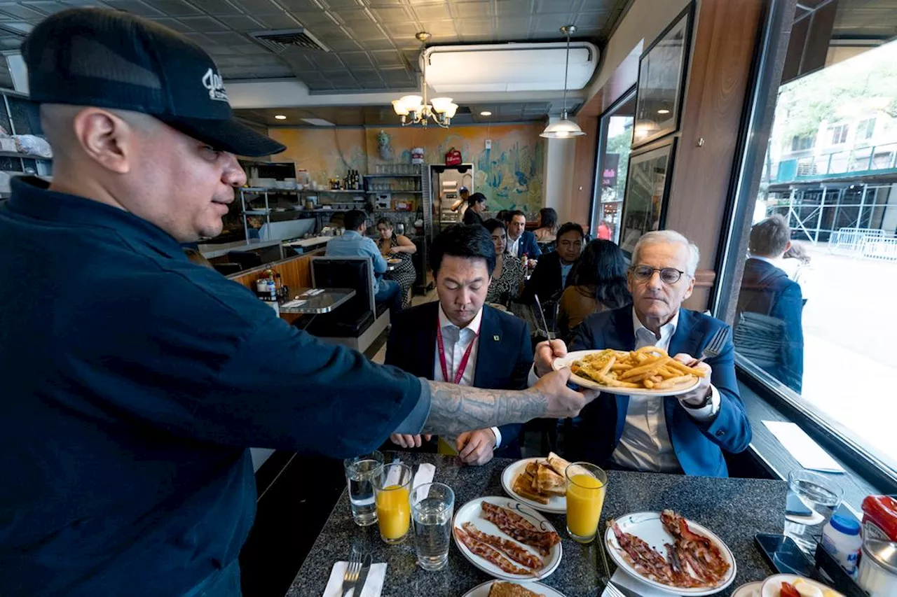 Støre spiser amerikansk frokost før valgkampen