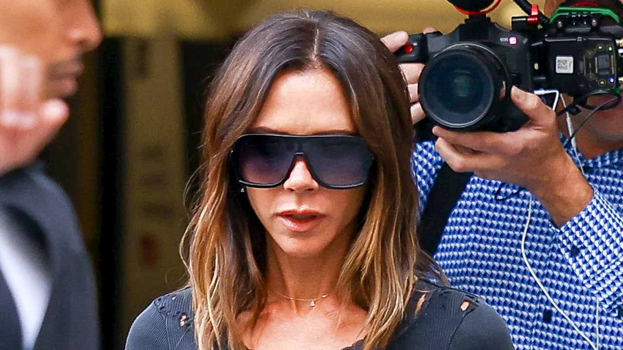 Victoria Beckham trägt in Paris bereits den schärfsten Schuhtrend des Herbstes