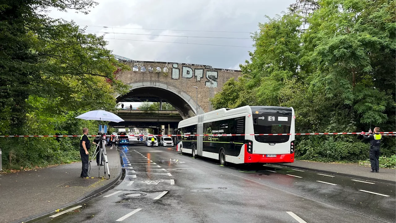 Kind mit Tretroller kollidiert mit Bus