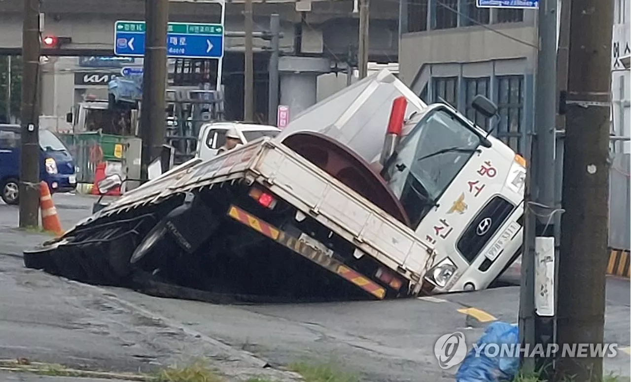 [전국 레이더] 운전 중 도로 갑자기 '푹'…도심 싱크홀에 시민 불안