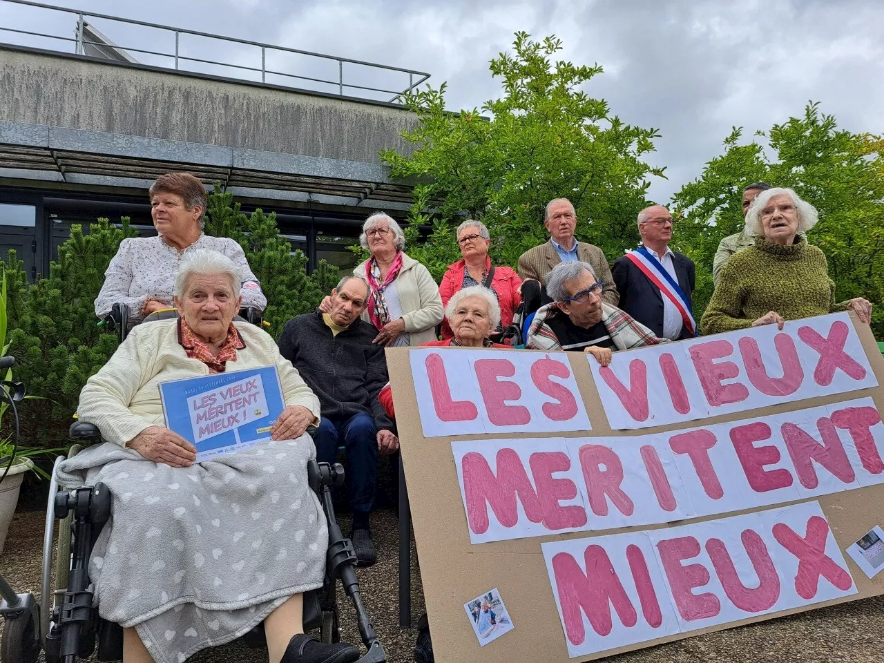 Mobilisation dans cet Ehpad du Morbihan : 'Les vieux méritent mieux'