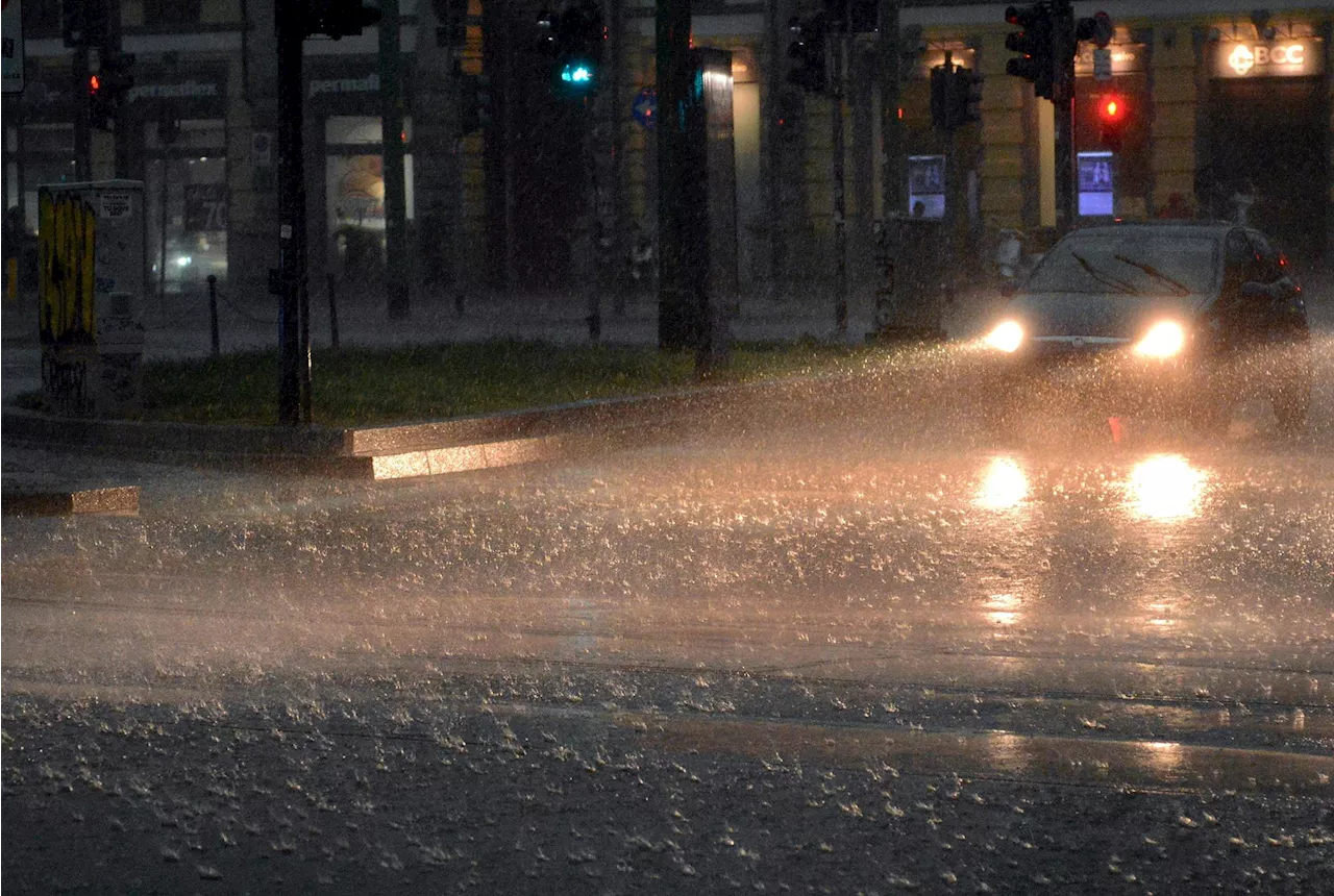 Meteo spacca l'Italia: temporali al Nord, picchi di 30°C al Sud