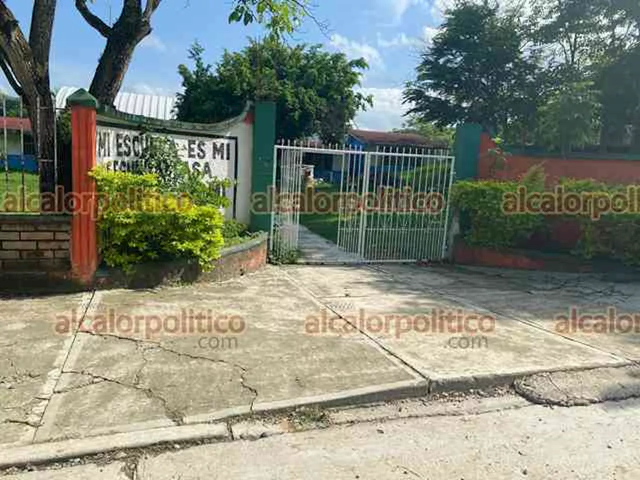 Madres piden destitución de directora de escuela, en Castillo de Teayo