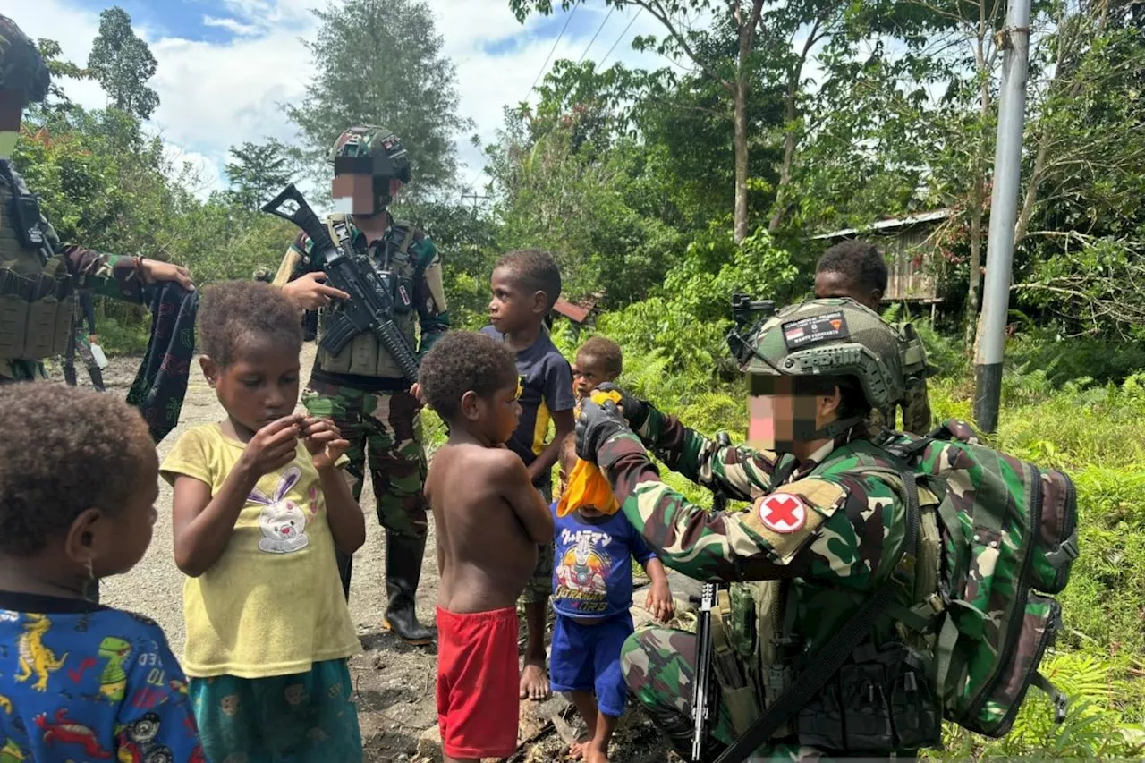 Koops Habema TNI cek kondisi anak-anak saat patroli dekat perbatasan