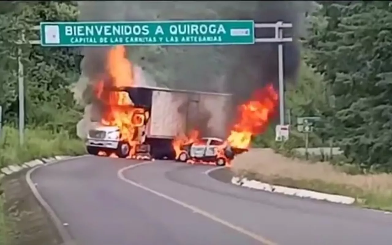 Jornada violenta en Michoacán: Balaceras, bloqueos carreteros y vehículos incendiados