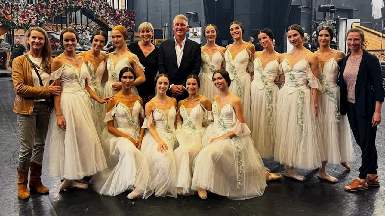 Foto von Bastian Schweinsteiger mit 12 Ballett-Tänzerinnen