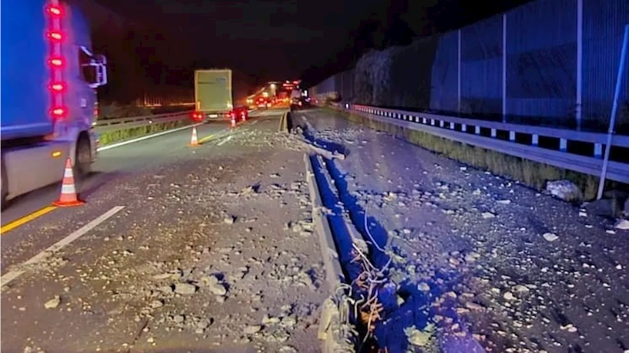 Unfall auf A4: Sattelzug-Fahrer knallt Betonwand auf Autobahn kaputt