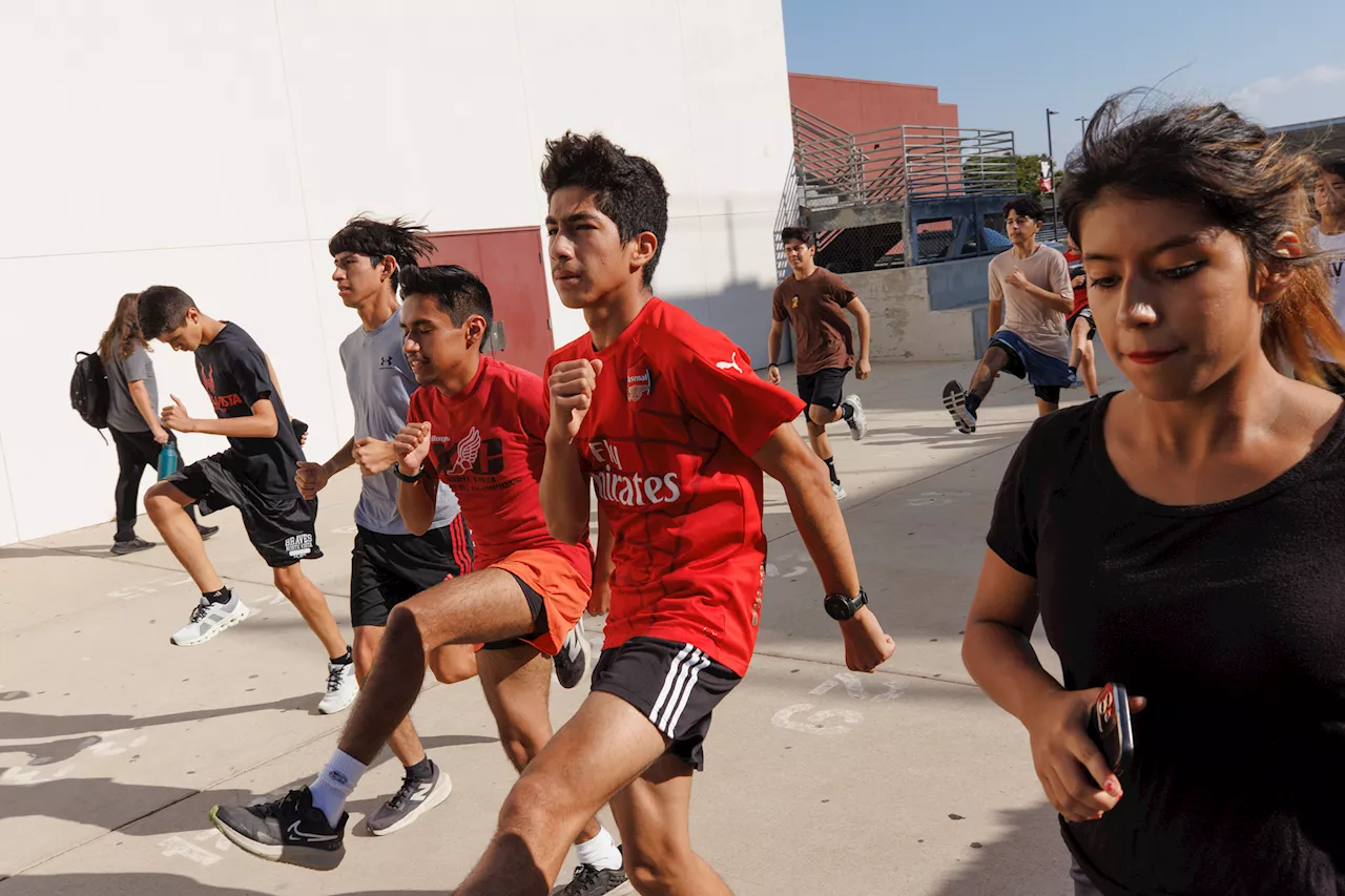 Cómo una nueva ley de California protegerá a los estudiantes deportistas del calor