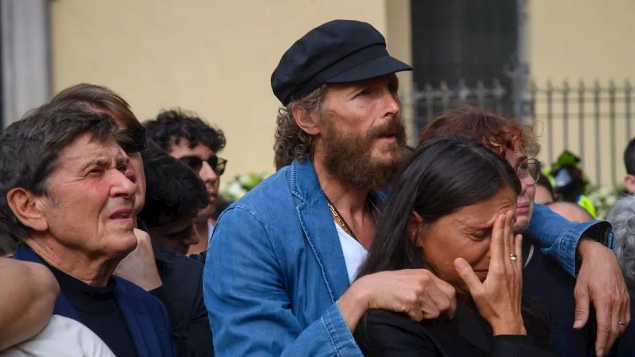 Luca Salvadori, i funerali a Milano: da Jovanotti a Guido Meda, presenti in migliaia