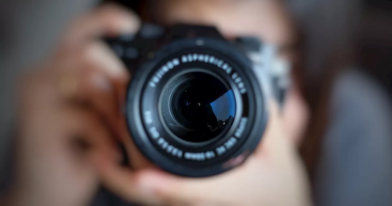 Skolefotograf fyret efter chokerende adfærd: Stillede små børn dette spørgsmål