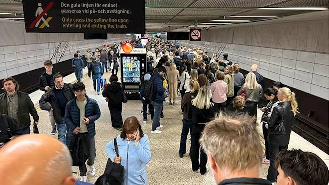  Tunnelbanans röda linje igång efter stopp