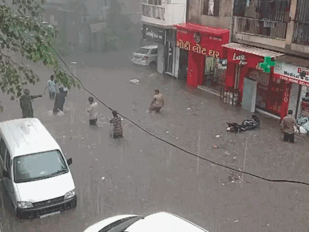 अहमदाबाद-सूरत में जोरदार बारिश, उमस से मिली राहत: अहमदाबाद में आंधी, सूरत में 2 घंटे में 2 इंच बारिश; सड़को...