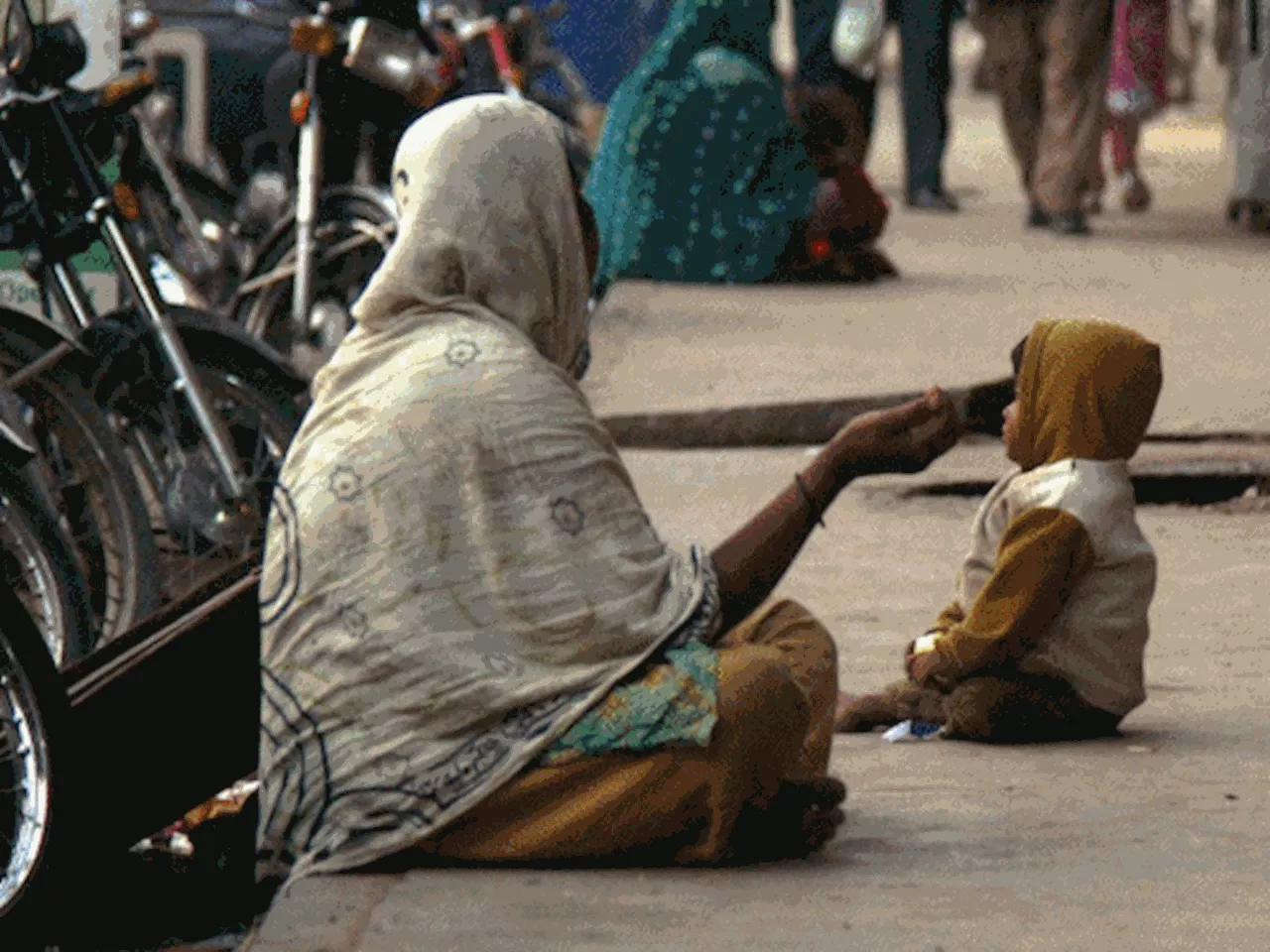 पाकिस्तानी भिखारियों से सऊदी अरब परेशान: शहबाज सरकार से इन पर रोक लगाने को कहा; उमराह वीजा की आड़ में भीख म...