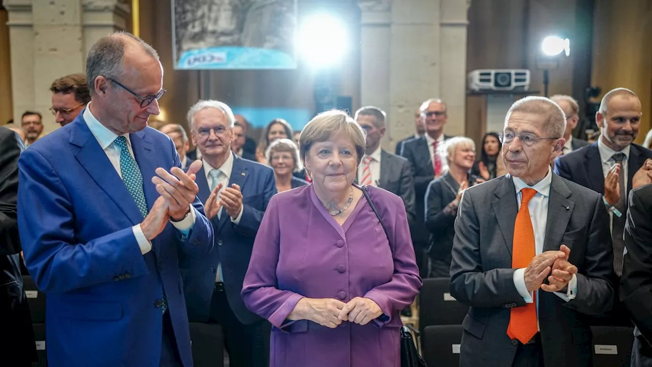 Festakt für die Altkanzlerin: Angela Merkel lässt sich feiern, sogar von Friedrich Merz