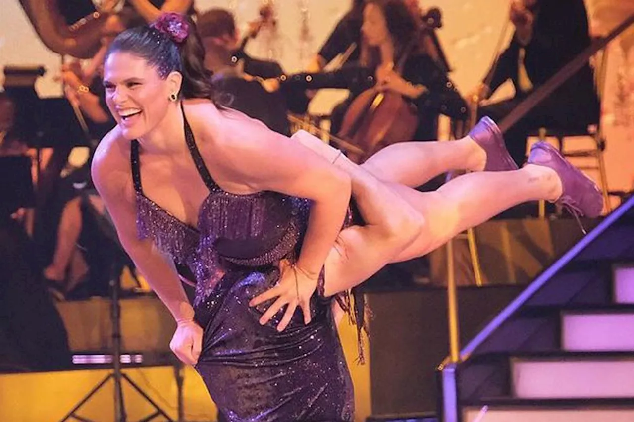 Olympian Ilona Maher gives Dirty Dancing lift her own twist on Dancing With the Stars