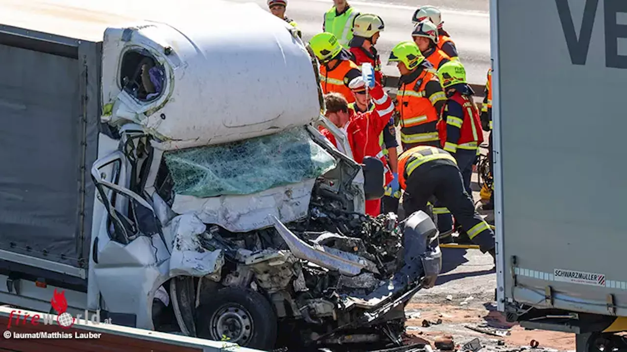 Oö: Klein-Lkw-Lenker nach Auffahrunfall auf A 25 schwer eingeklemmt → 1,5-Stunden-Rettung