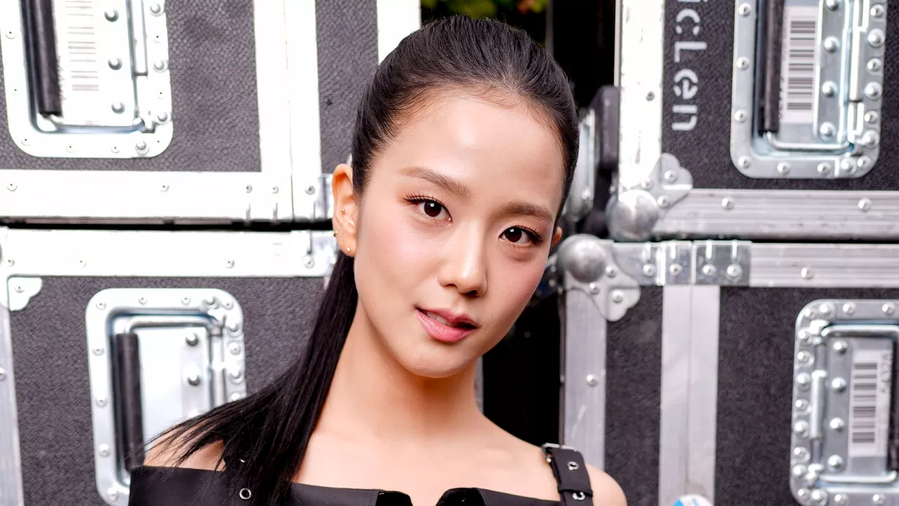 BLACKPINK's Jisoo Brought Sleek Beauty to Dior's Spring-Summer 2025 Show