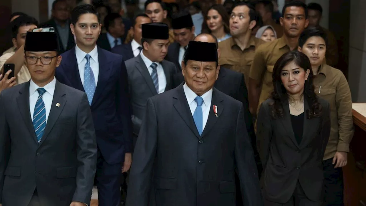 ”Mesranya” Rapat Terakhir Menhan Prabowo dengan DPR, dari Puja-puji hingga Buket Bunga