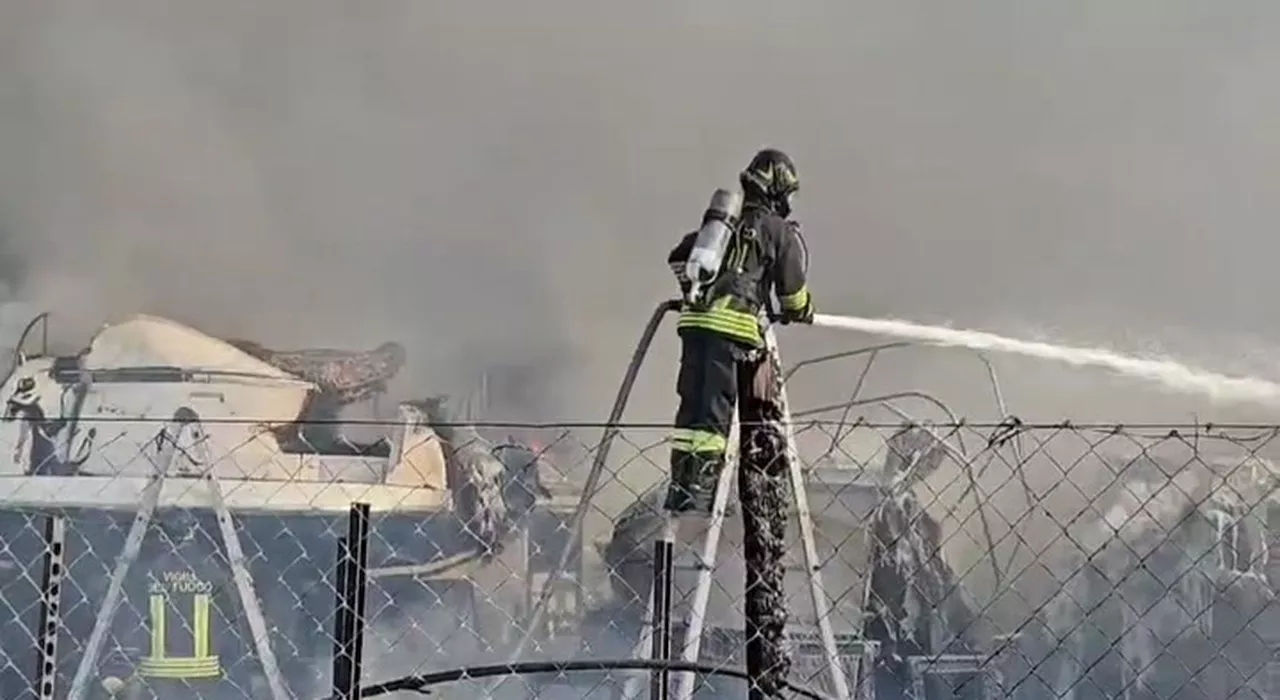 Fiumicino, in fiamme cantiere navale sul Tevere