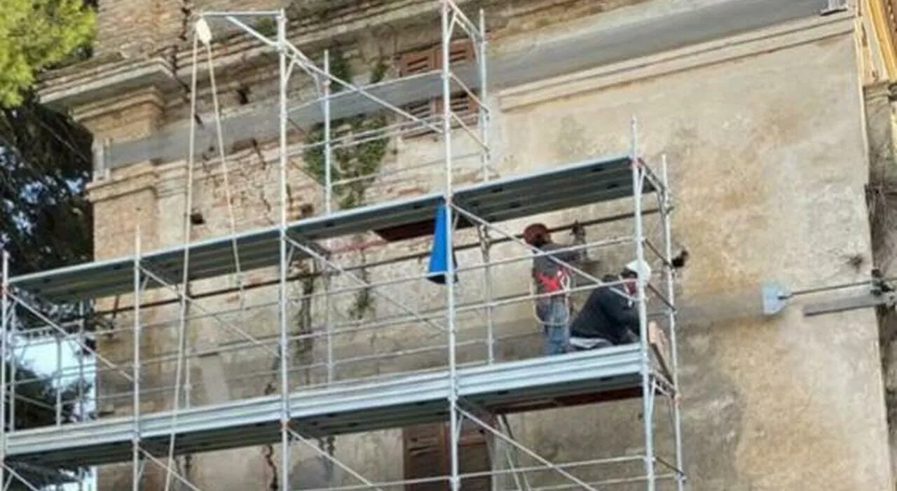 Lavori a Villa Migliori, crolla muro: in ospedale tre operai del cantiere