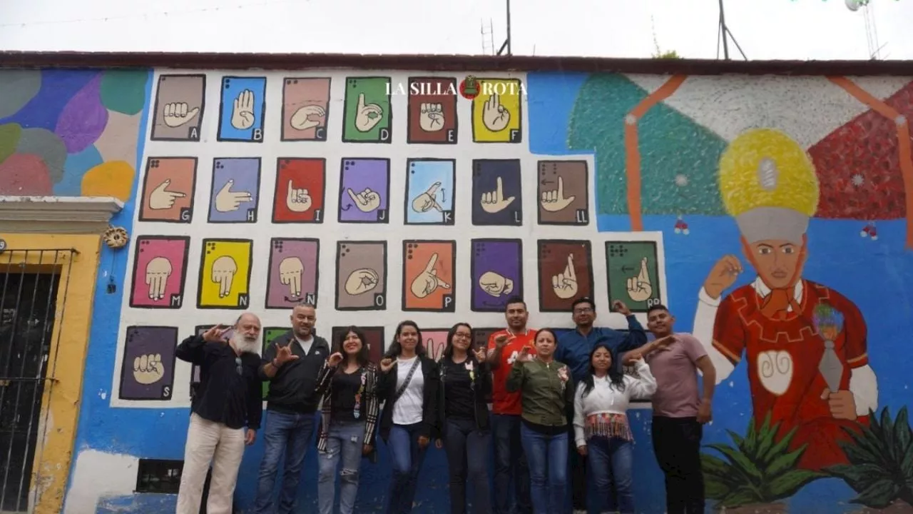 Artistas sordos pintan mural en Jalatlaco; municipio de Oaxaca busca borrarlo