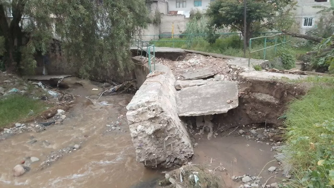 Puente derribado por lluvias hace semanas, sigue sin reparación en Naucalpan