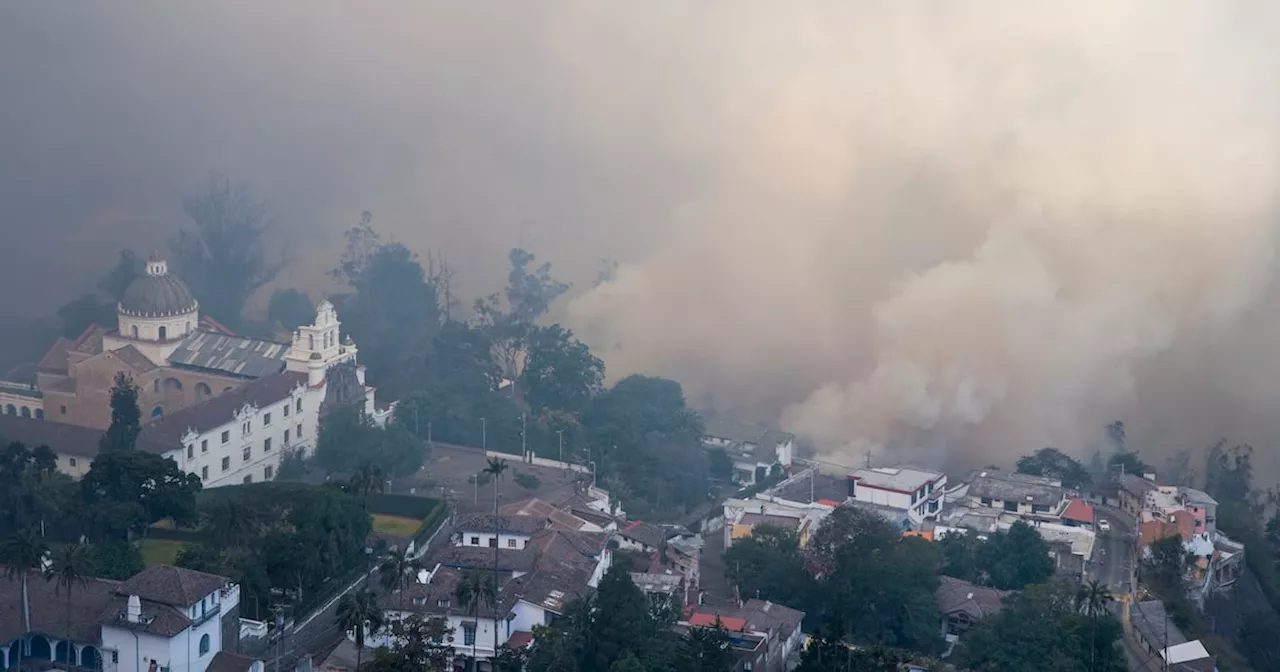 Ecuador: incendio que puso en alerta a barrios residenciales de Quito sigue activo pero controlado