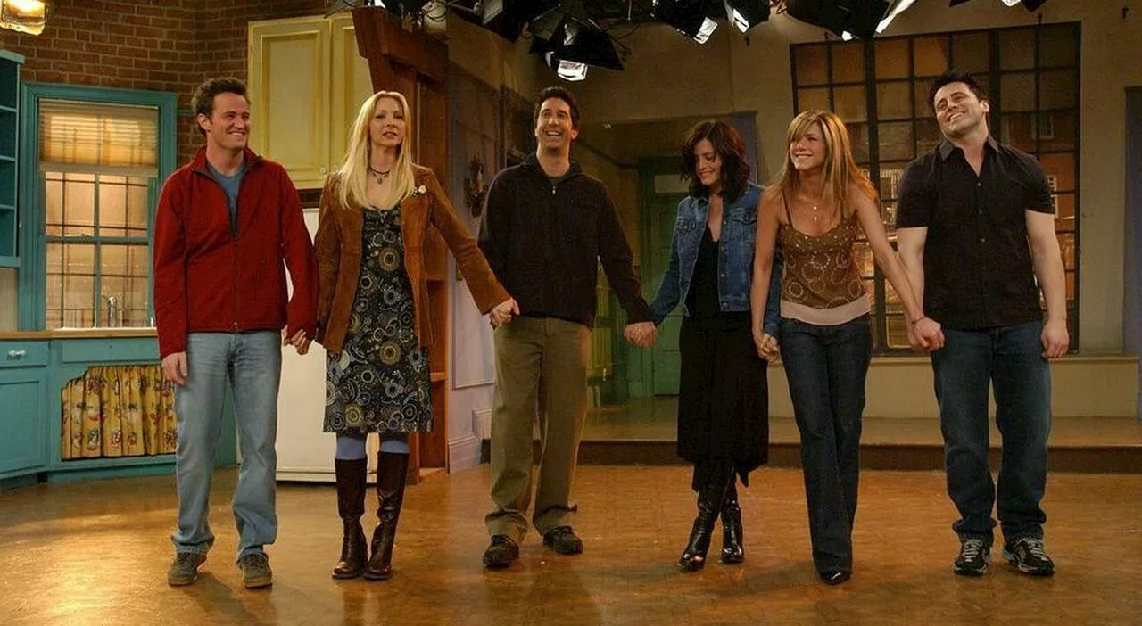 Friends, all'asta oggetti e costumi della serie: dal celebre divano al maglione a collo alto di Rachel. Ecco a